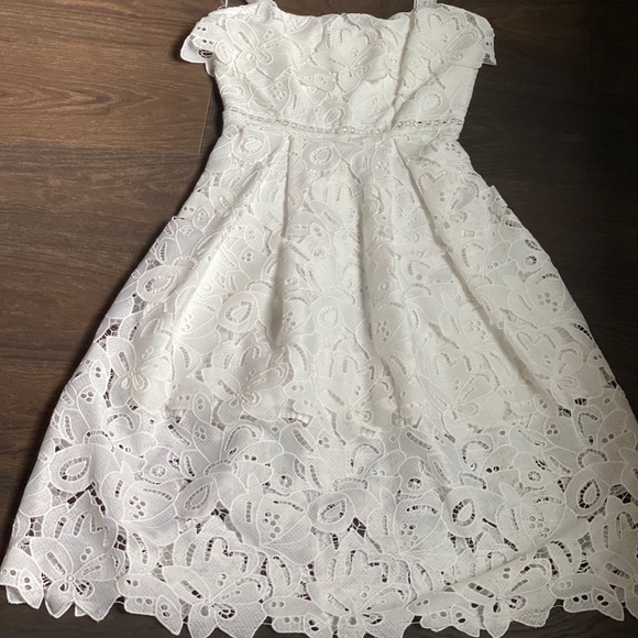 Fancy lace dress - Picture 7 of 12